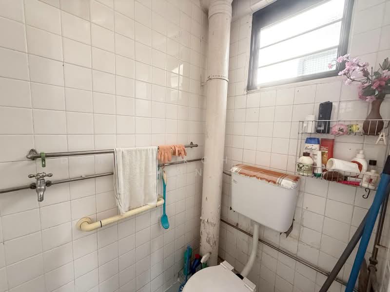 637A Yishun Street 61 HDB Flat For Sale at S$ 425,000 | PropertyGuru Singapore - Bathroom