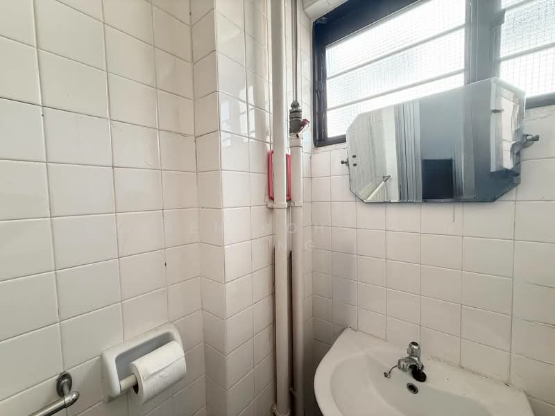 637A Yishun Street 61 HDB Flat For Sale at S$ 425,000 | PropertyGuru Singapore - Bathroom