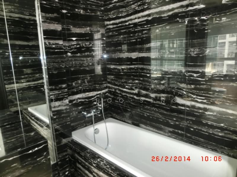 The Laurels @ Cairnhill Road Condominium For Sale at S$ 5,380,000 | PropertyGuru Singapore - MASTER BATHROOM LONG BATH 