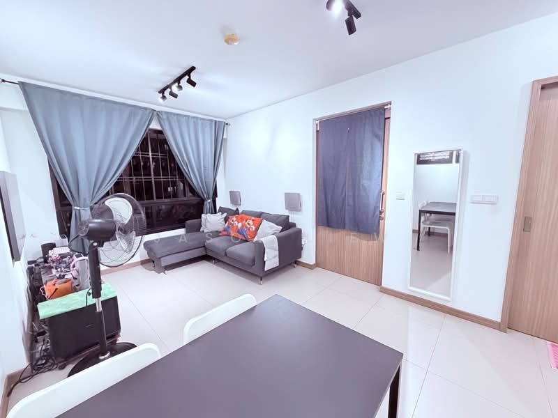 467C Bukit Batok West Avenue 9 HDB Flat For Sale at S$ 390,000 | PropertyGuru Singapore - Living Room