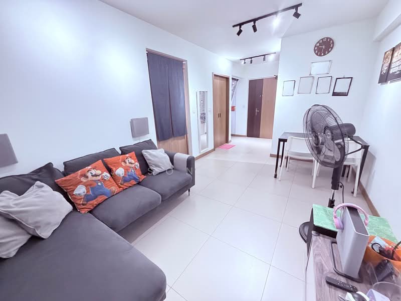 467C Bukit Batok West Avenue 9 HDB Flat For Sale at S$ 390,000 | PropertyGuru Singapore - Living Room