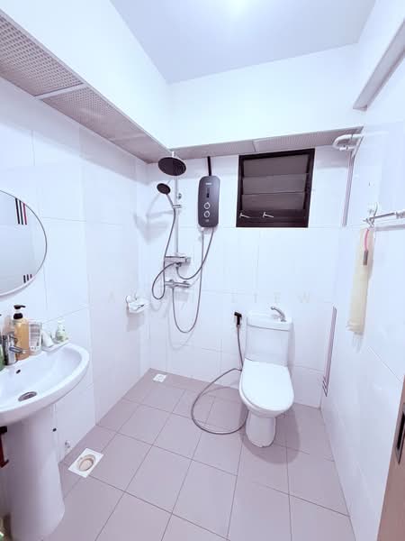 467C Bukit Batok West Avenue 9 HDB Flat For Sale at S$ 390,000 | PropertyGuru Singapore - Bathroom
