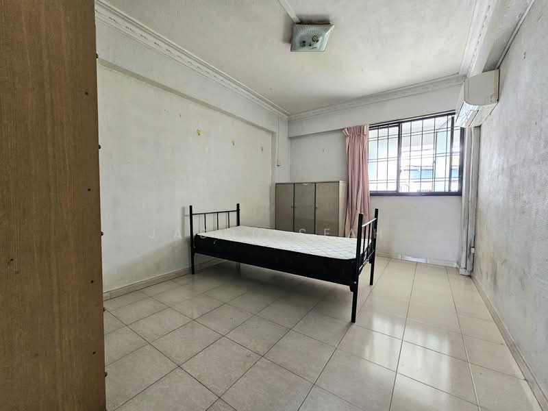 713 Yishun Street 71 HDB Flat For Sale at S$ 490,000 | PropertyGuru Singapore - Bedroom