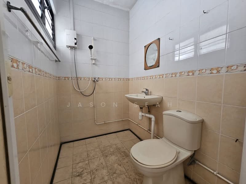 713 Yishun Street 71 HDB Flat For Sale at S$ 490,000 | PropertyGuru Singapore - Bathroom