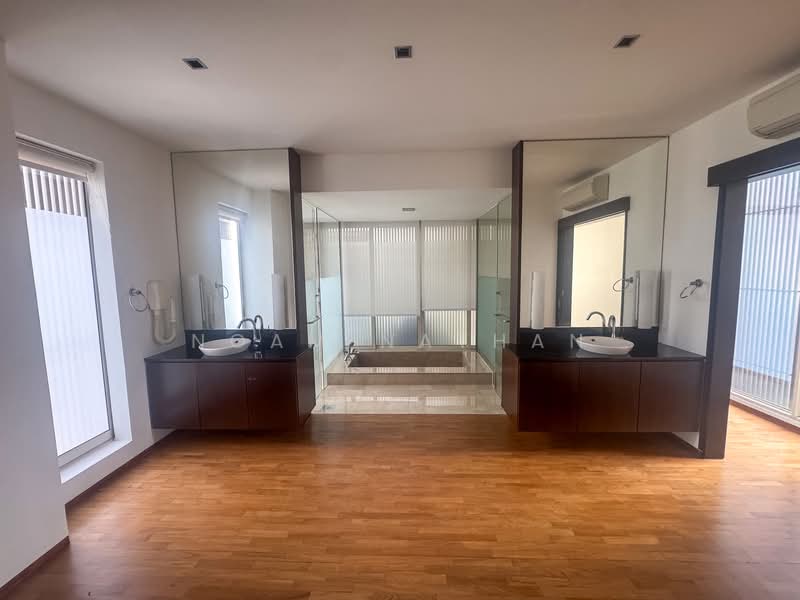 Gorgeous modern Bungalow with Pool at Bukit Timah, , 5 Bedrooms, 6,323 sqft, Detached House For Rent, by Noam Nathan, 500083913 - Bathroom - PropertyGuru.com.sg