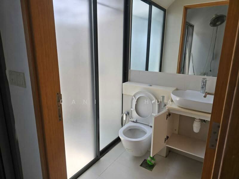 Jool Suites Apartment For Sale at S$ 1,150,000 | PropertyGuru Singapore - Bathroom