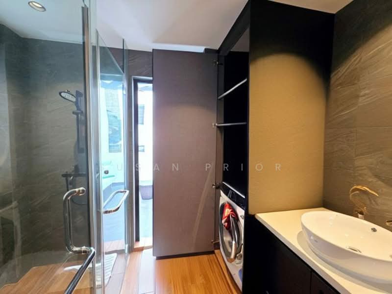 Stylish East Conservation 2+1, Nearby Joo Chiat Place, 2 Bedrooms, 2,350 sqft, Conservation House For Rent, by Susan Prior, 500083982 - Bathroom - PropertyGuru.com.sg