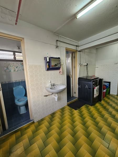 187 Boon Lay Avenue HDB Flat For Sale at S$ 325,000 | PropertyGuru Singapore - Bathroom
