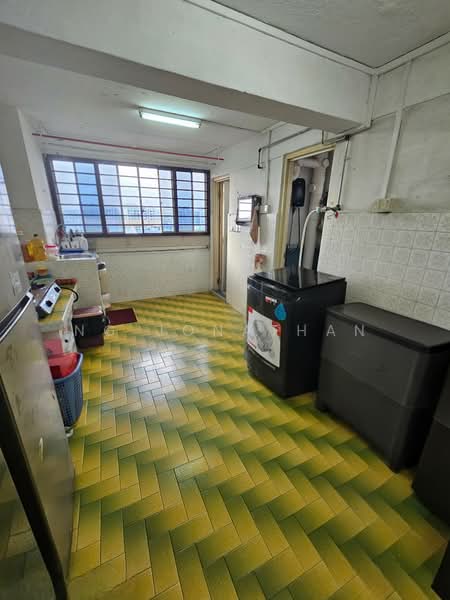 187 Boon Lay Avenue HDB Flat For Sale at S$ 325,000 | PropertyGuru Singapore - Kitchen