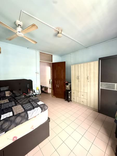537 Bukit Batok Street 52 HDB Flat For Sale at S$ 598,000 | PropertyGuru Singapore - Common Bedroom 1