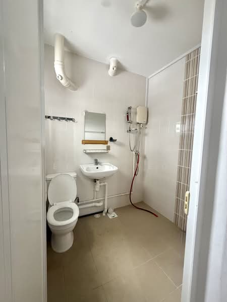 537 Bukit Batok Street 52 HDB Flat For Sale at S$ 598,000 | PropertyGuru Singapore - Master Bathroom