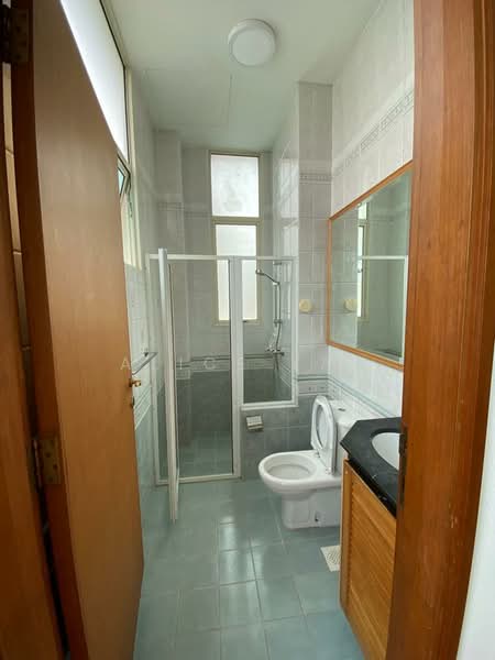 University Park, 2 University Walk, 5 Bedrooms, 3,601 sqft, Semi-Detached House For Rent, by Alice Yap, 500084028 - Bathroom - PropertyGuru.com.sg