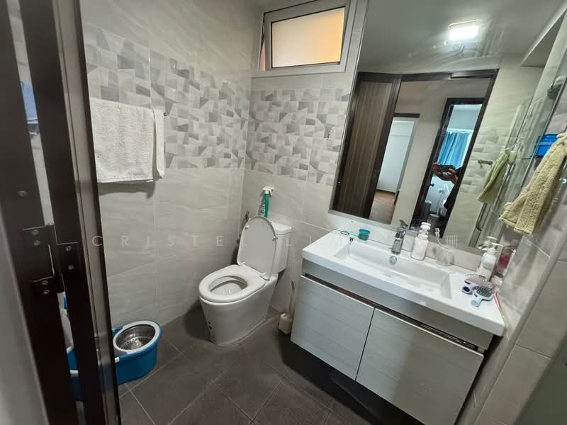 The Warren Apartment For Sale at S$ 1,650,000 | PropertyGuru Singapore - Bathroom