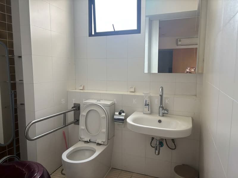 Kensington Park Condominium For Sale at S$ 3,188,888 | PropertyGuru Singapore - Master Bathroom