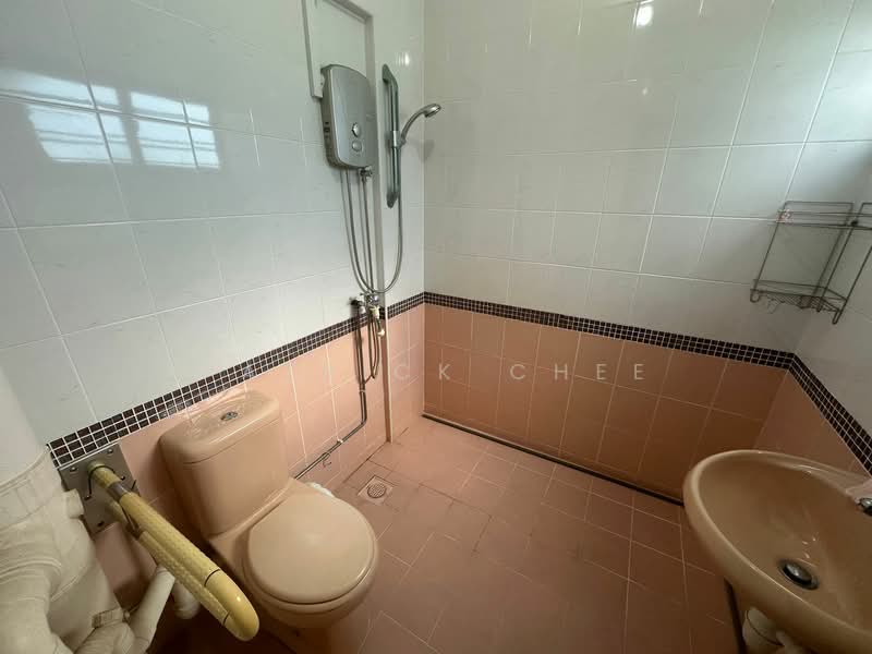 601 Bedok Reservoir Road HDB Flat For Sale at S$ 699,000 | PropertyGuru Singapore - Bathroom