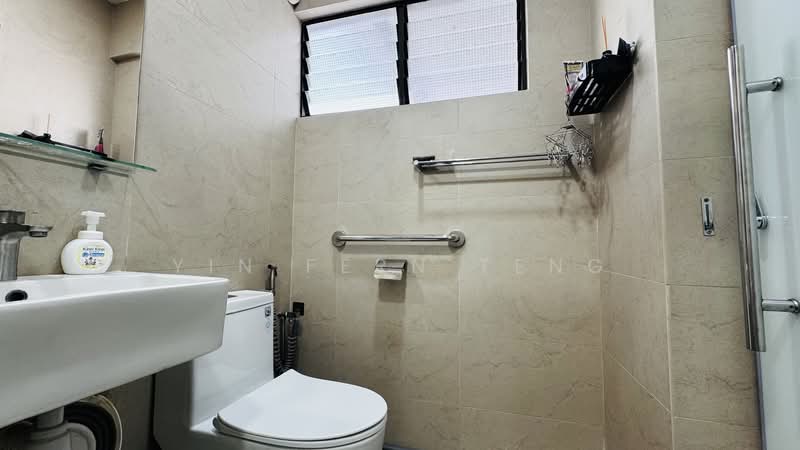 202 Tampines Street 21 HDB Flat For Sale at S$ 520,000 | PropertyGuru Singapore - Master Bathroom