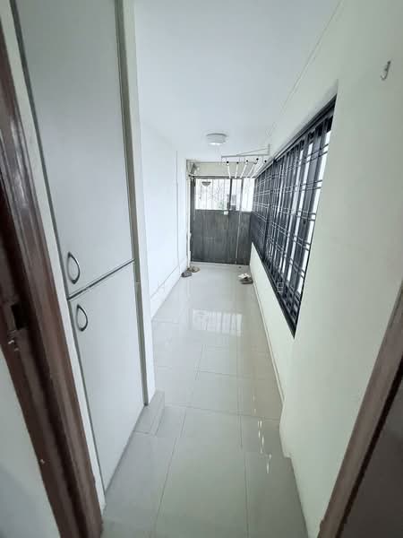 107 Jalan Rajah, 107 Jalan Rajah, 3 Bedrooms, 1,442 sqft, HDB Flat For Rent, by Anthea Yeo 杨丽娇, 500084103 - Corridor - PropertyGuru.com.sg