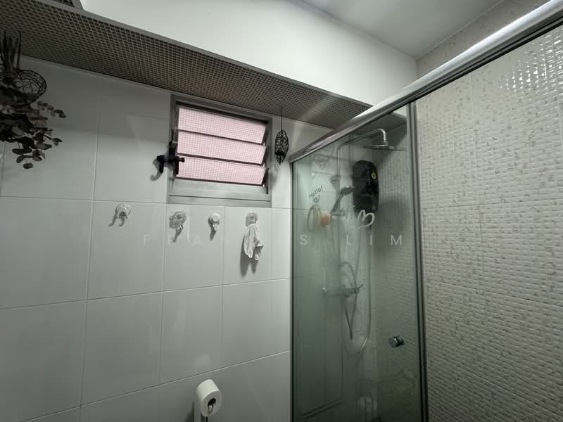 461D Bukit Batok West Avenue 8 HDB Flat For Sale at S$ 828,000 | PropertyGuru Singapore - Bathroom