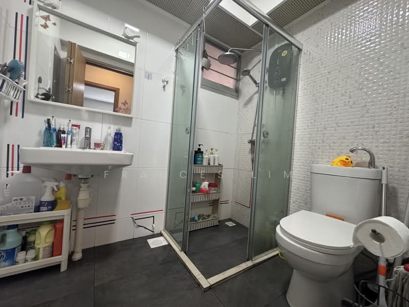 461D Bukit Batok West Avenue 8 HDB Flat For Sale at S$ 828,000 | PropertyGuru Singapore - Bathroom