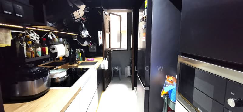 The Brownstone Executive Condominium For Sale at S$ 1,580,000 | PropertyGuru Singapore - Kitchen