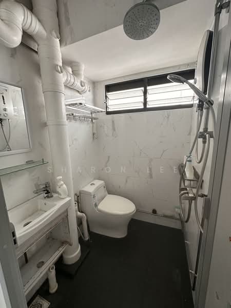 302 Ang Mo Kio Avenue 3, 302 Ang Mo Kio Avenue 3, 3 Bedrooms, 786 sqft, HDB Flat For Rent, by Sharon Lee, 500084122 - Bathroom - PropertyGuru.com.sg