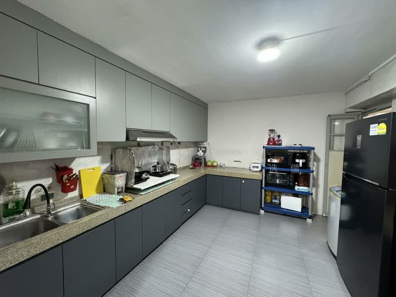 717 Jurong West Street 71 HDB Flat For Sale at S$ 525,000 | PropertyGuru Singapore - Kitchen