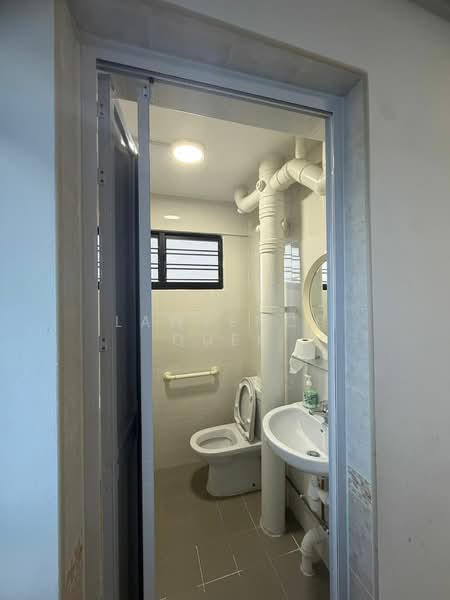 222 Serangoon Avenue 4, 222 Serangoon Avenue 4, 2 Bedrooms, 721 sqft, HDB Flat For Rent, by Lawrence Quek, 500084173 - Bathroom - PropertyGuru.com.sg