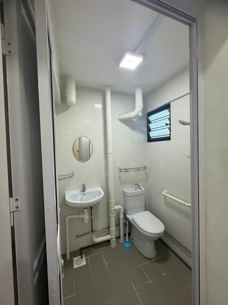 222 Serangoon Avenue 4, 222 Serangoon Avenue 4, 2 Bedrooms, 721 sqft, HDB Flat For Rent, by Lawrence Quek, 500084173 - Bathroom - PropertyGuru.com.sg