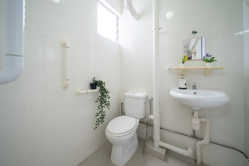 228 Serangoon Avenue 4 HDB Flat For Sale at S$ 680,000 | PropertyGuru Singapore - Bathroom