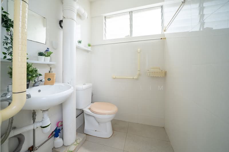 228 Serangoon Avenue 4 HDB Flat For Sale at S$ 680,000 | PropertyGuru Singapore - Bathroom