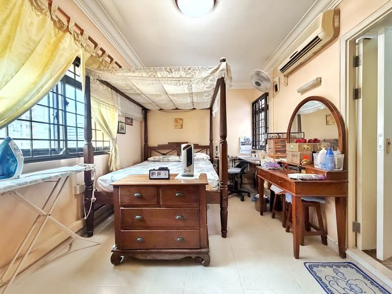 180 Yung Sheng Road HDB Flat For Sale at S$ 580,000 | PropertyGuru Singapore - Master Bedroom