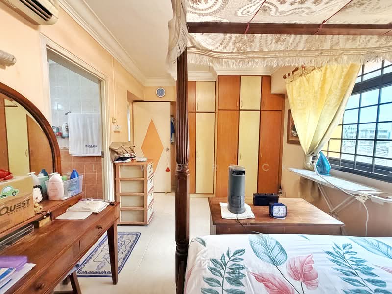 180 Yung Sheng Road HDB Flat For Sale at S$ 580,000 | PropertyGuru Singapore - Master Bedroom