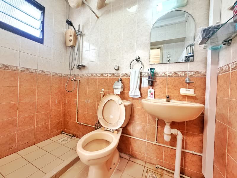 180 Yung Sheng Road HDB Flat For Sale at S$ 580,000 | PropertyGuru Singapore - Master Bathroom