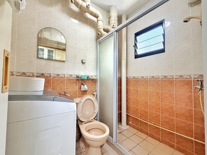 180 Yung Sheng Road HDB Flat For Sale at S$ 580,000 | PropertyGuru Singapore - Bathroom