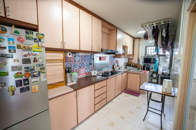 625 Jurong West Street 61 HDB Flat For Sale at S$ 645,000 | PropertyGuru Singapore - Kitchen