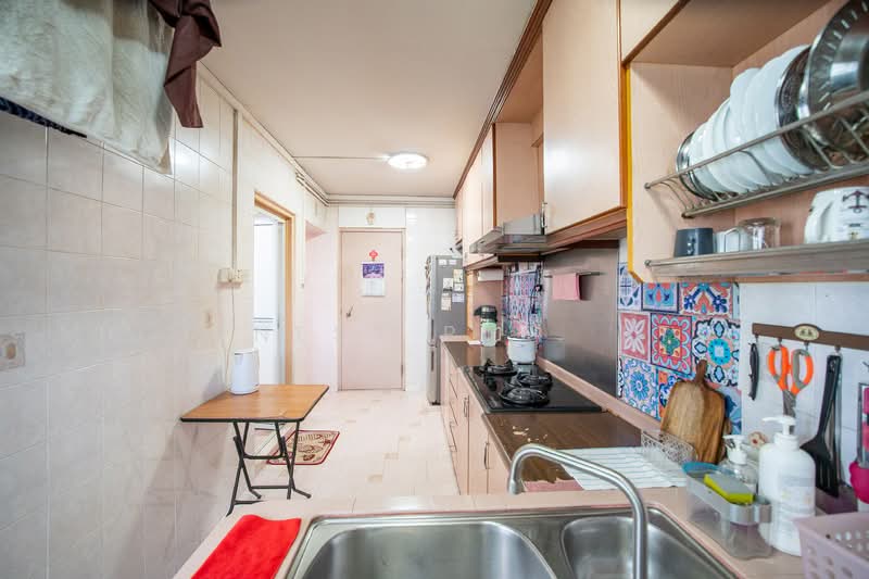 625 Jurong West Street 61 HDB Flat For Sale at S$ 645,000 | PropertyGuru Singapore - Kitchen