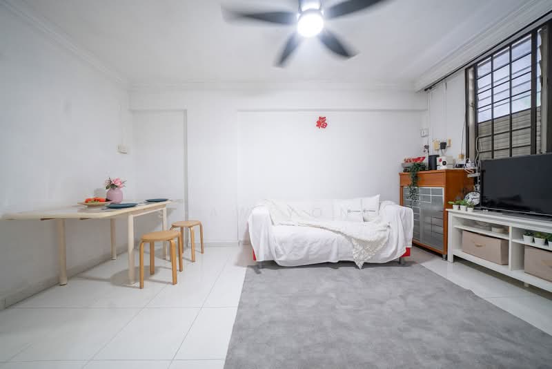 47 Lorong 6 Toa Payoh HDB Flat For Sale at S$ 338,000 | PropertyGuru Singapore - Living Room