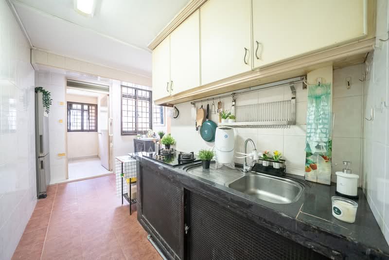 47 Lorong 6 Toa Payoh HDB Flat For Sale at S$ 338,000 | PropertyGuru Singapore - Kitchen