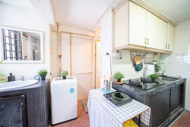 47 Lorong 6 Toa Payoh HDB Flat For Sale at S$ 338,000 | PropertyGuru Singapore - Kitchen