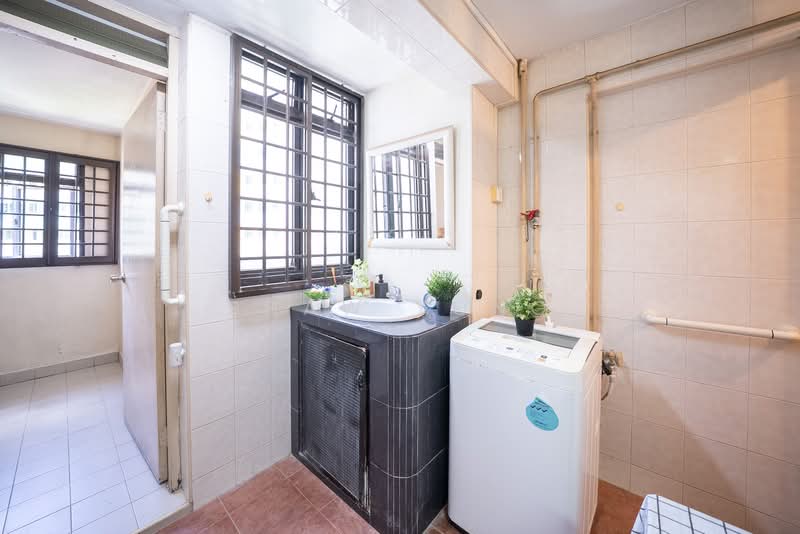47 Lorong 6 Toa Payoh HDB Flat For Sale at S$ 338,000 | PropertyGuru Singapore - Bathroom
