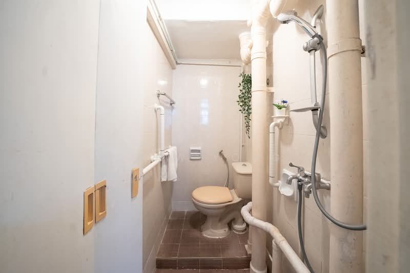 47 Lorong 6 Toa Payoh HDB Flat For Sale at S$ 338,000 | PropertyGuru Singapore - Bathroom