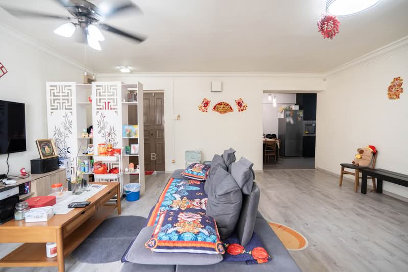 667A Jurong West Street 65 HDB Flat For Sale at S$ 625,000 | PropertyGuru Singapore - Living Room