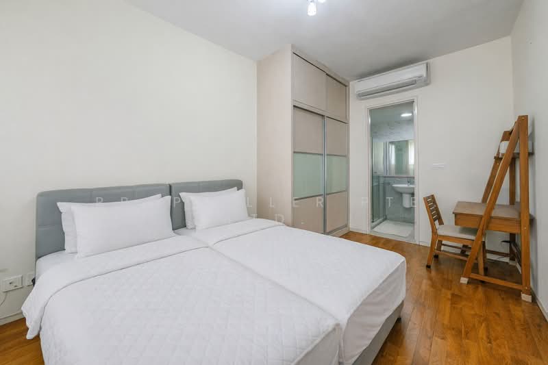 The Trumps Condominium For Sale at S$ 930,000 | PropertyGuru Singapore - Bedroom