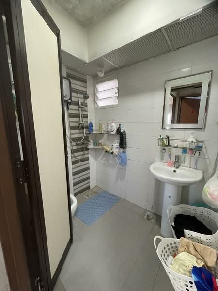 663A Punggol Drive HDB Flat For Sale at S$ 550,000 | PropertyGuru Singapore - Bathroom
