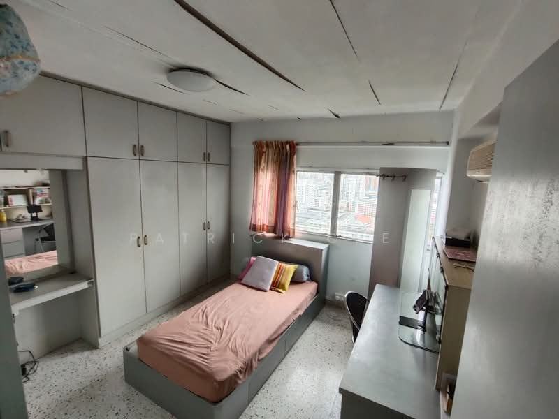 218 Lorong 8 Toa Payoh HDB Flat For Sale at S$ 768,888 | PropertyGuru Singapore - Bedroom