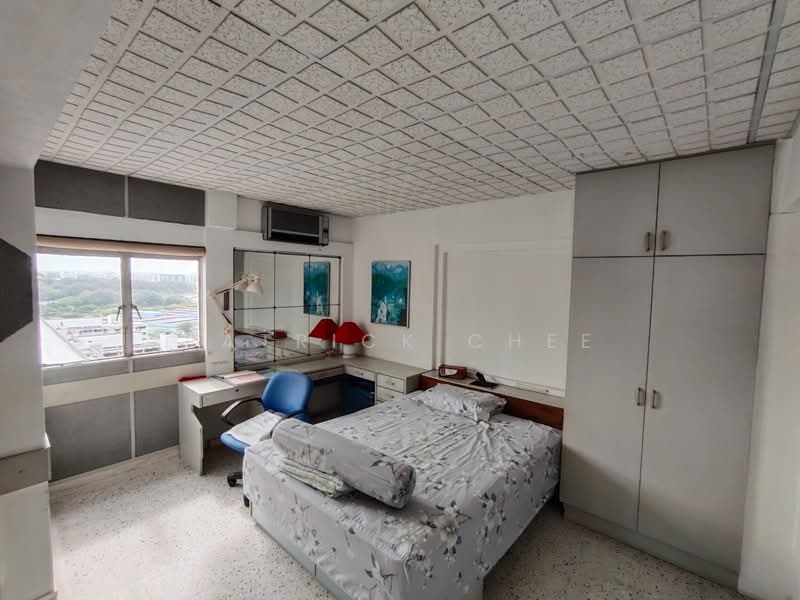 218 Lorong 8 Toa Payoh HDB Flat For Sale at S$ 768,888 | PropertyGuru Singapore - Bedroom