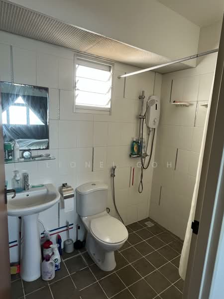 23 Teban Gardens Road HDB Flat For Sale at S$ 560,000 | PropertyGuru Singapore - Bathroom
