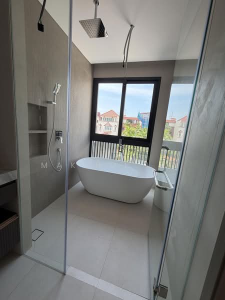 Brand New Freehold Semi Detached with Private Lift along Lor G Telok Kurau, Lor G Telok Kurau, East Coast / Marine Parade, 5 Bedrooms, 5,765 sqft, Semi-Detached House For Sale, by Mak Hui Lyn, 500084440 - Bathroom - PropertyGuru.com.sg