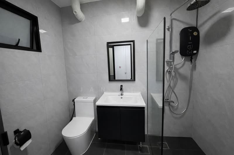 488A Tampines Avenue 9 HDB Flat For Sale at S$ 750,000 | PropertyGuru Singapore - Bathroom