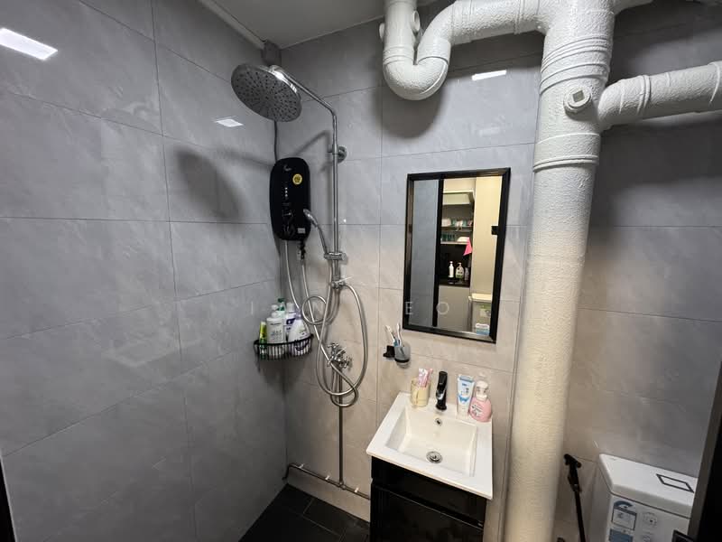 488A Tampines Avenue 9 HDB Flat For Sale at S$ 750,000 | PropertyGuru Singapore - Bathroom